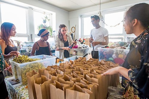 MIKAELA MACKENZIE / WINNIPEG FREE PRESS

Helga Jakobson (centre) shows Aiyanna St. Cyr (left), Negede Belew, Solomon Jackman, and Dana Lance how to make earring craft kits out of old inner tubes at ArtsJunktion in Winnipeg on Tuesday, Aug. 11, 2020. For Aaron Epp story.
Winnipeg Free Press 2020.