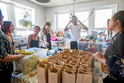 MIKAELA MACKENZIE / WINNIPEG FREE PRESS

Aiyanna St. Cyr (left), Negede Belew, Helga Jakobson, Solomon Jackman, and Dana Lance put together craft kits at ArtsJunktion in Winnipeg on Tuesday, Aug. 11, 2020. For Aaron Epp story.
Winnipeg Free Press 2020.