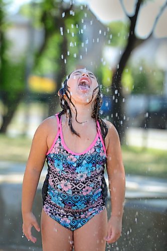RUTH BONNEVILLE / WINNIPEG FREE PRESS

Local - Weather Standup  Splash Pad

PaitynTchozewski (5yrs), refreshes herself in the spray of water while playing at the 
Norquay Community Playground and Splash Park on Wednesday. 



 Aug 12th, 2020
