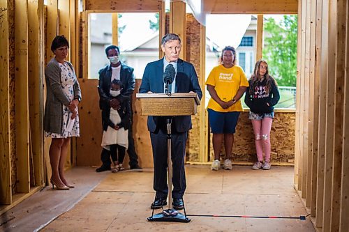 MIKAELA MACKENZIE / WINNIPEG FREE PRESS

MP Terry Duguid announces new support for home ownership at a Habitat for Humanity construction site in Winnipeg on Thursday, Aug. 13, 2020. For Malak Abas story.
Winnipeg Free Press 2020.