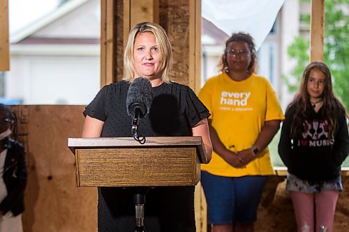 MIKAELA MACKENZIE / WINNIPEG FREE PRESS

Executive director of Wahbung Abinoonjiiag Inc Dana Riccio-Arabe speaks to the media at an announcement of new support for home ownership at a Habitat for Humanity construction site in Winnipeg on Thursday, Aug. 13, 2020. For Malak Abas story.
Winnipeg Free Press 2020.