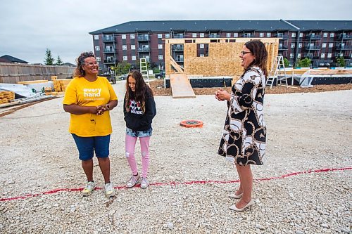 MIKAELA MACKENZIE / WINNIPEG FREE PRESS

Families Minister Heather Stefanson laughs with Dawn-Marie Kerr and her 14-year-old daughter, Allissa Kerr, (who will be receiving a home and have also helped build homes) after announcing new support for home ownership at a Habitat for Humanity construction site in Winnipeg on Thursday, Aug. 13, 2020. For Malak Abas story.
Winnipeg Free Press 2020.