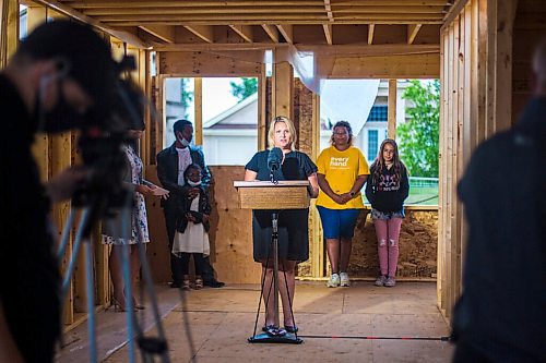 MIKAELA MACKENZIE / WINNIPEG FREE PRESS

Executive director of Wahbung Abinoonjiiag Inc Dana Riccio-Arabe speaks to the media at an announcement of new support for home ownership at a Habitat for Humanity construction site in Winnipeg on Thursday, Aug. 13, 2020. For Malak Abas story.
Winnipeg Free Press 2020.