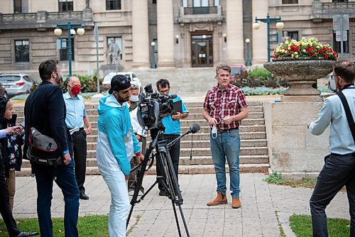 JESSE BOILY  / WINNIPEG FREE PRESS
Dougald Lamont, Manitoba Liberal Leader & MLA for St. Boniface speaks to media outside the Legislature building on Thursday. Residents and the Manitoba Liberals are wanting more review and oversight of the Vivian Sand Facility Mining project in Springfield, Manitoba. Thursday, Aug. 13, 2020.
Reporter: Carol