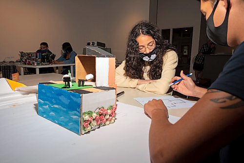 JESSE BOILY  / WINNIPEG FREE PRESS
Belahha Johnston, 16, left, learns from T.J. Richard on how to draw their model home to paper at City Builders Camp at Artspace on Thursday. Thursday, Aug. 13, 2020.
Reporter: