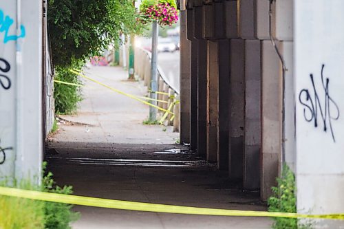 MIKAELA MACKENZIE / WINNIPEG FREE PRESS

Police investigate the scene of an assault at Main Street and Higgins Avenue in Winnipeg on Friday, Aug. 14, 2020.
Winnipeg Free Press 2020.