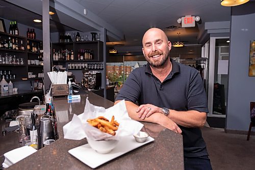 JESSE BOILY  / WINNIPEG FREE PRESS
Greg Gunnarson, co-owner at Capital Grill, stops for a photo with his restaurants kennebec French fries in Charleswood on Friday. Friday, Aug. 14, 2020.
Reporter: Allison