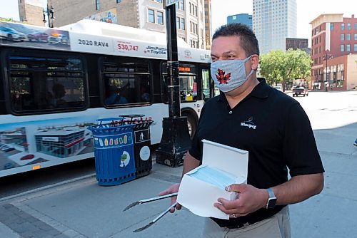 JESSE BOILY  / WINNIPEG FREE PRESS
City councillor Jeff Browaty hands out masks to transit users at the city hall bus stop on Monday. Browaty wants to see mandatory masks for transit users. Monday, Aug. 17, 2020.
Reporter: Joyanne