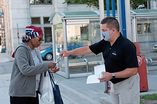 JESSE BOILY  / WINNIPEG FREE PRESS
City councillor Jeff Browaty hands out masks to transit users at the city hall bus stop on Monday. Browaty wants to see mandatory masks for transit users. Monday, Aug. 17, 2020.
Reporter: Joyanne