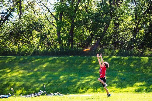 MIKAELA MACKENZIE / WINNIPEG FREE PRESS

Charlie Hannah, six, plays frisbee with his dad at Omand's Creek in Winnipeg on Tuesday, Aug. 18, 2020. Standup.
Winnipeg Free Press 2020.