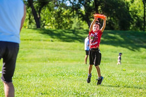 MIKAELA MACKENZIE / WINNIPEG FREE PRESS

Charlie Hannah, six, plays frisbee with his dad at Omand's Creek in Winnipeg on Tuesday, Aug. 18, 2020. Standup.
Winnipeg Free Press 2020.