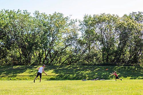 MIKAELA MACKENZIE / WINNIPEG FREE PRESS

Charlie Hannah, six, plays frisbee with his dad, Chris Hannah, at Omand's Creek in Winnipeg on Tuesday, Aug. 18, 2020. Standup.
Winnipeg Free Press 2020.