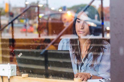 MIKAELA MACKENZIE / WINNIPEG FREE PRESS

Danielle Da Silva pretends to work from a cafe in Osborne Village in Winnipeg on Friday, Aug. 14, 2020. For marketing.
Winnipeg Free Press 2020.