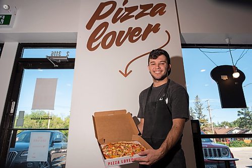 JESSE BOILY  / WINNIPEG FREE PRESS
Ethan Hrabinsky, a supervisor at Fast Fired, Shows the freshly made pizza at the Charleswood restaurant on Tuesday. Tuesday, Aug. 18, 2020.
Reporter: Alison
