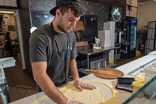 JESSE BOILY  / WINNIPEG FREE PRESS
Ethan Hrabinsky, a supervisor at Fast Fired, makes a pizza at the Charleswood restaurant on Tuesday. Tuesday, Aug. 18, 2020.
Reporter: Alison