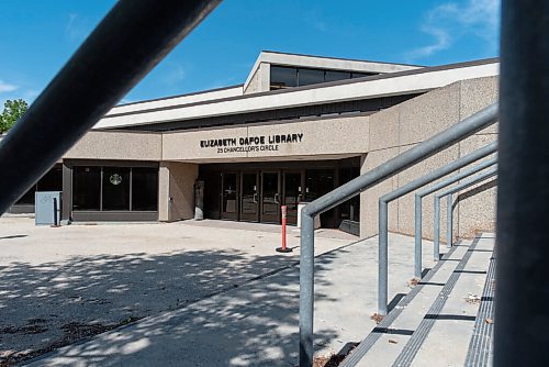 JESSE BOILY  / WINNIPEG FREE PRESS
The Elizabeth Dafoe Library waits for students to come and study on Tuesday. The libraries are currently only open at limited capacity and to students only. Tuesday, Aug. 18, 2020.
Reporter: Malak Abas
