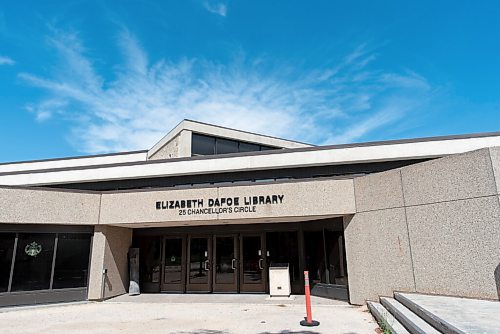 JESSE BOILY / WINNIPEG FREE PRESS
The Elizabeth Dafoe Library waits for students to come and study on Tuesday. The libraries are currently only open at limited capacity and to students only. Tuesday, Aug. 18, 2020.
Reporter: Malak Abas