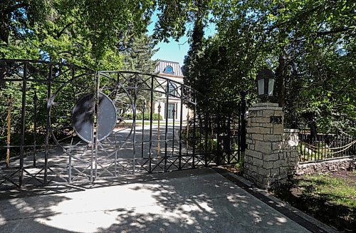 RUTH BONNEVILLE / WINNIPEG FREE PRESS

Local - 1063 Wellington Crescent Mansion 

Winnipeg house listed for record-setting $11 million.  

Note: difficult to get photos outside of gate due to trees.  See listing for pics. 


Aug 18h, 2020