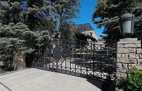RUTH BONNEVILLE / WINNIPEG FREE PRESS

Local - 1063 Wellington Crescent Mansion 

Winnipeg house listed for record-setting $11 million.  

Note: difficult to get photos outside of gate due to trees.  See listing for pics. 


Aug 18h, 2020