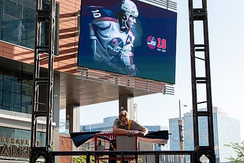 JESSE BOILY  / WINNIPEG FREE PRESS
The Dale Hawerchuk, former Winnipeg Jet, banner is prepared to be raised in True North Square to memorialize the Jet on Tuesday. Tuesday, Aug. 18, 2020.
Reporter: