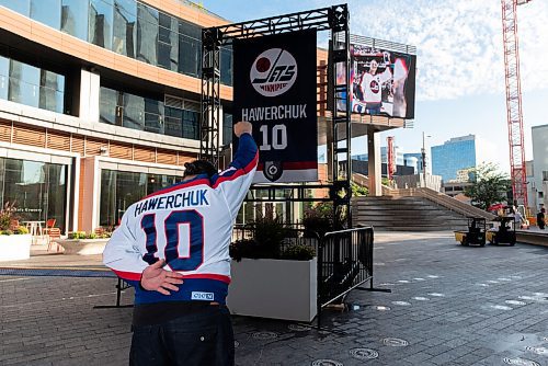 JESSE BOILY  / WINNIPEG FREE PRESS
Winnipeg Jets and Dale Hawerchuk fan Marco Almeida shows his respect after the unravelling of the Dale Hawerchuk banner in True North Square on Tuesday. Tuesday, Aug. 18, 2020.
Reporter: