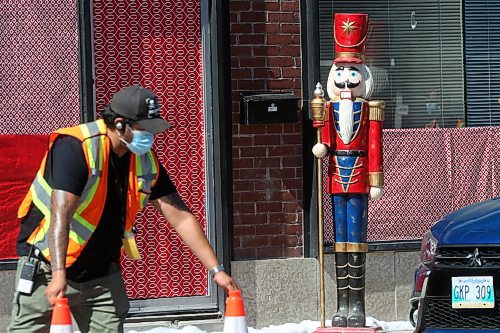 SHANNON VANRAES/WINNIPEG FREE PRESS
A crew member moves traffic cones on the set of Mission Christmas, which was filming at Stafford St. and Grosvenor Ave. in Winnipeg on August 19, 2020 despite soaring temperatures and a heat warning.