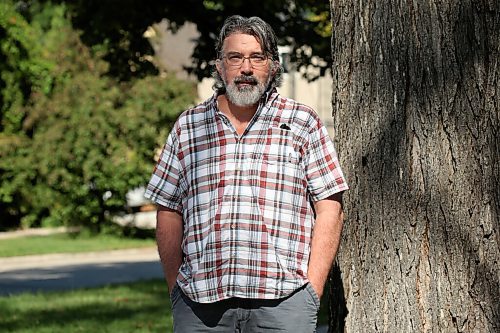 SHANNON VANRAES/WINNIPEG FREE PRESS
Oly Backstrom has been mapping disappearing elm trees in the Earl Grey neighbourhood.
Melissa Martin column for 49.8