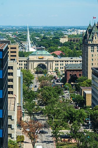 MIKAELA MACKENZIE / WINNIPEG FREE PRESS

The tree canopy and Union Station, as seen from the Woodsworth Building, in Winnipeg on Wednesday, Aug. 19, 2020. For Gabrielle Piche story.
Winnipeg Free Press 2020.