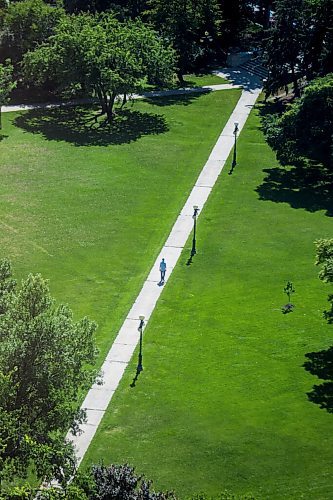 MIKAELA MACKENZIE / WINNIPEG FREE PRESS

Folks walk through the trees on the Manitoba Legislative Building grounds, as seen from the Woodsworth Building, in Winnipeg on Wednesday, Aug. 19, 2020. For Gabrielle Piche story.
Winnipeg Free Press 2020.