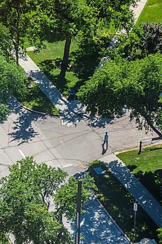 MIKAELA MACKENZIE / WINNIPEG FREE PRESS

Folks walk through the trees on the Manitoba Legislative Building grounds, as seen from the Woodsworth Building, in Winnipeg on Wednesday, Aug. 19, 2020. For Gabrielle Piche story.
Winnipeg Free Press 2020.