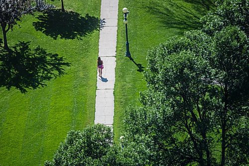 MIKAELA MACKENZIE / WINNIPEG FREE PRESS

Folks walk through the trees on the Manitoba Legislative Building grounds, as seen from the Woodsworth Building, in Winnipeg on Wednesday, Aug. 19, 2020. For Gabrielle Piche story.
Winnipeg Free Press 2020.