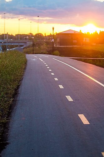 MIKAELA MACKENZIE / WINNIPEG FREE PRESS

The new Rapid Transit bike path between Jubilee Avenue and Markham Road in Winnipeg on Thursday, Aug. 20, 2020. For photo page.
Winnipeg Free Press 2020.