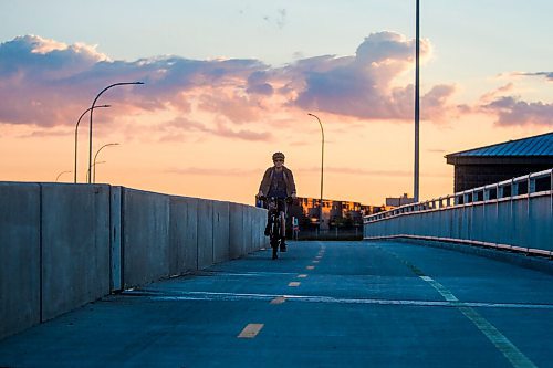 MIKAELA MACKENZIE / WINNIPEG FREE PRESS

The new Rapid Transit bike path near Jubilee Avenue in Winnipeg on Thursday, Aug. 20, 2020. For photo page.
Winnipeg Free Press 2020.