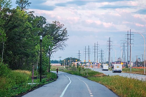 MIKAELA MACKENZIE / WINNIPEG FREE PRESS

The new Rapid Transit bike path between Jubilee Avenue and Markham Road in Winnipeg on Thursday, Aug. 20, 2020. For photo page.
Winnipeg Free Press 2020.