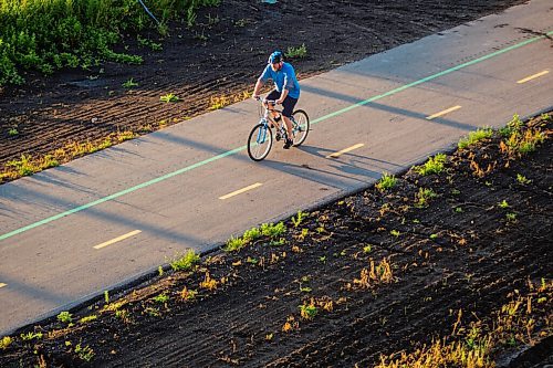 MIKAELA MACKENZIE / WINNIPEG FREE PRESS

The new Rapid Transit bike path between Jubilee Avenue and Markham Road in Winnipeg on Thursday, Aug. 20, 2020. For photo page.
Winnipeg Free Press 2020.