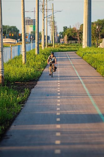 MIKAELA MACKENZIE / WINNIPEG FREE PRESS

Donald Plett rides along the new Rapid Transit bike path between Jubilee Avenue and Markham Road in Winnipeg on Thursday, Aug. 20, 2020. For photo page.
Winnipeg Free Press 2020.