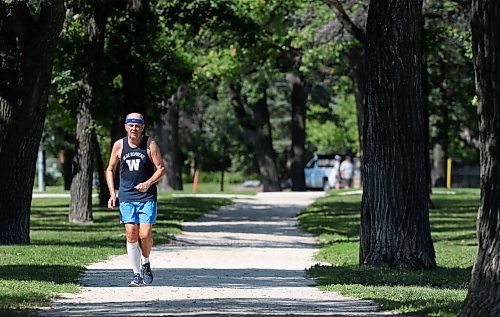 SHANNON VANRAES/WINNIPEG FREE PRESS
Myron Pawlowsky jogs down Wellington Crescent in Winnipeg, August 21 2020. No heat warnings are in effect for the city, but temperatures are expected to reach 30 degrees C.
