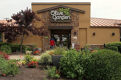 SHANNON VANRAES/WINNIPEG FREE PRESS
Members of the public have been warned about a possible COVID-19 exposure at the Olive Garden restaurant on Reenders Drive in Winnipeg on August 19, between noon and 12:45 pm.