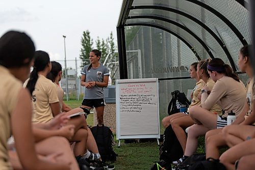 JESSE BOILY  / WINNIPEG FREE PRESS
Bruna Mavignier, who is part of the U Sports Apprenticeship Coaching Program, speaks to the team at a Bisons soccer practice at the University of Manitoba on Friday. Friday, Aug. 21, 2020.
Reporter: