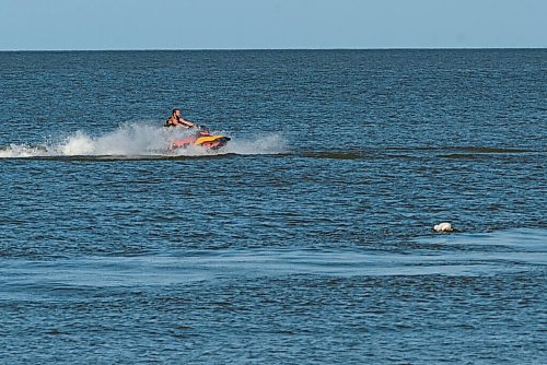 JESSE BOILY  / WINNIPEG FREE PRESS
A man rides a jet ski by Gimli beach on Monday. Monday, Aug. 24, 2020.
Reporter: Piche