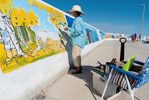 JESSE BOILY  / WINNIPEG FREE PRESS
An artist restores a painting on the Gimli seawall on Monday. Monday, Aug. 24, 2020.
Reporter: Piche