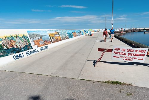 JESSE BOILY  / WINNIPEG FREE PRESS
A social distancing warning at the Gimli seawall on Monday. Monday, Aug. 24, 2020.
Reporter: Piche