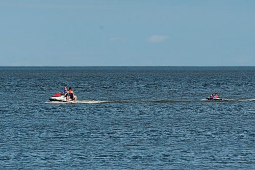 JESSE BOILY  / WINNIPEG FREE PRESS
A jet ski pulls a tube by Gimli beach on Monday. Monday, Aug. 24, 2020.
Reporter: Piche