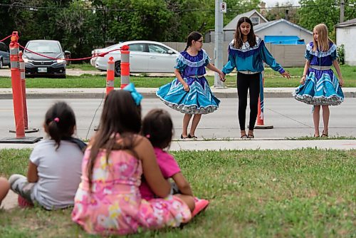 JESSE BOILY  / WINNIPEG FREE PRESS
Children watch dancers after the ground breaking ceremony for the new Little Stars playground on Selkirk Ave. on Tuesday. Tuesday, Aug. 25, 2020.
Reporter: Standup