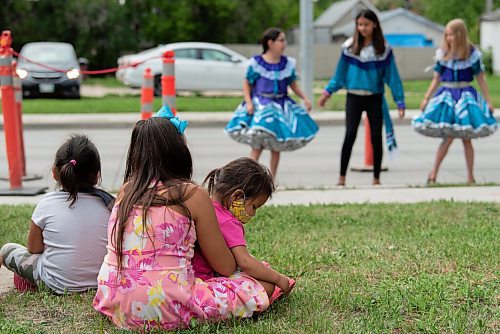 JESSE BOILY  / WINNIPEG FREE PRESS
Children watch dancers after the ground breaking ceremony for the new Little Stars playground on Selkirk Ave. on Tuesday. Tuesday, Aug. 25, 2020.
Reporter: Standup