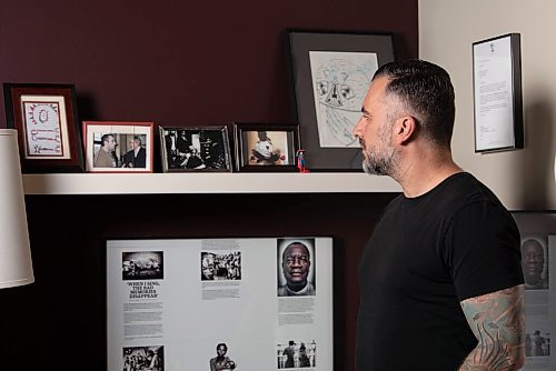 JESSE BOILY  / WINNIPEG FREE PRESS
Darcy Ataman, who provides music therapy programming to women and families dealing with severe trauma, from war-torn countries, poses for a portrait in his downtown apartment on Tuesday. Tuesday, Aug. 25, 2020.
Reporter: Danielle Da Silva