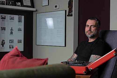 JESSE BOILY  / WINNIPEG FREE PRESS
Darcy Ataman, who provides music therapy programming to women and families dealing with severe trauma, from war-torn countries, poses for a portrait in his downtown apartment on Tuesday. Tuesday, Aug. 25, 2020.
Reporter: Danielle Da Silva