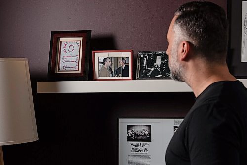 JESSE BOILY  / WINNIPEG FREE PRESS
Darcy Ataman, who provides music therapy programming to women and families dealing with severe trauma, from war-torn countries, poses for a portrait in his downtown apartment on Tuesday. Tuesday, Aug. 25, 2020.
Reporter: Danielle Da Silva