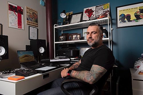 JESSE BOILY  / WINNIPEG FREE PRESS
Darcy Ataman, who provides music therapy programming to women and families dealing with severe trauma, from war-torn countries, poses for a portrait in his downtown apartment on Tuesday. Tuesday, Aug. 25, 2020.
Reporter: Danielle Da Silva