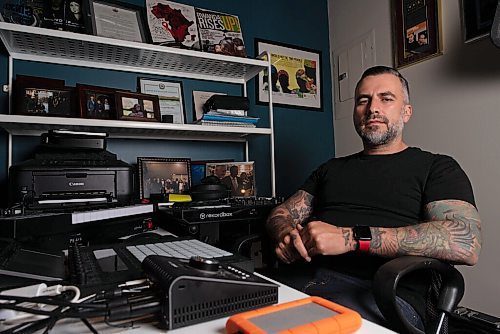 JESSE BOILY  / WINNIPEG FREE PRESS
Darcy Ataman, who provides music therapy programming to women and families dealing with severe trauma, from war-torn countries, poses for a portrait in his downtown apartment on Tuesday. Tuesday, Aug. 25, 2020.
Reporter: Danielle Da Silva